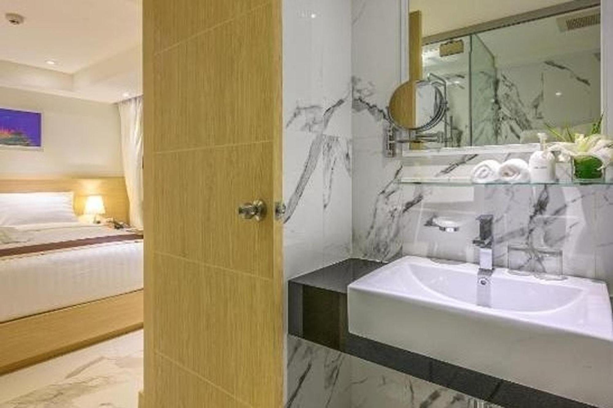The Beachfront Hotel Phuket Rawai Екстер'єр фото