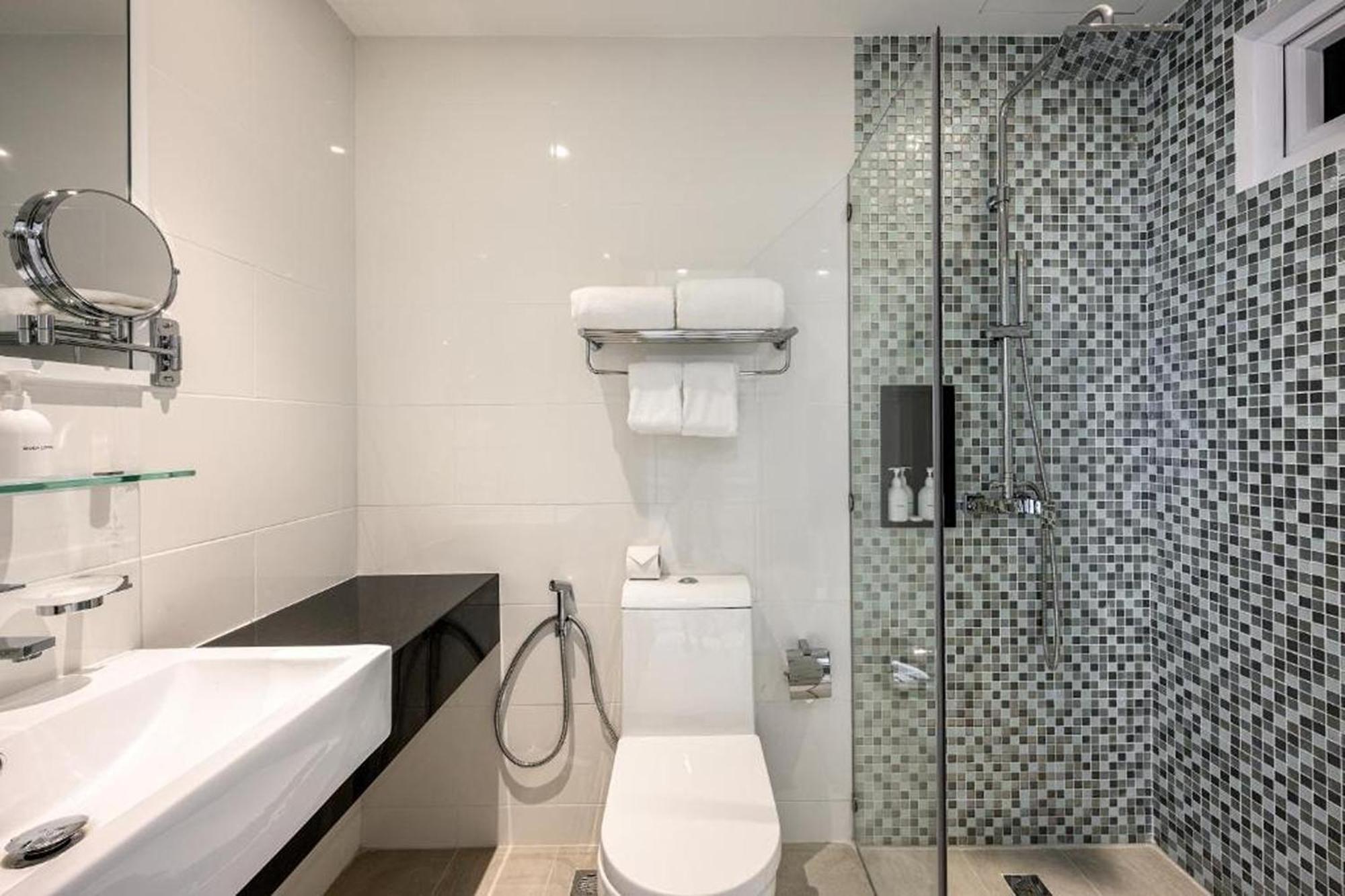 The Beachfront Hotel Phuket Rawai Екстер'єр фото